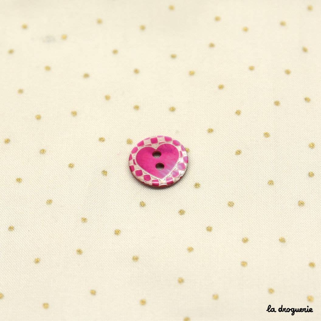 “Akoya” button engraved with heart on checkerboards 15 mm