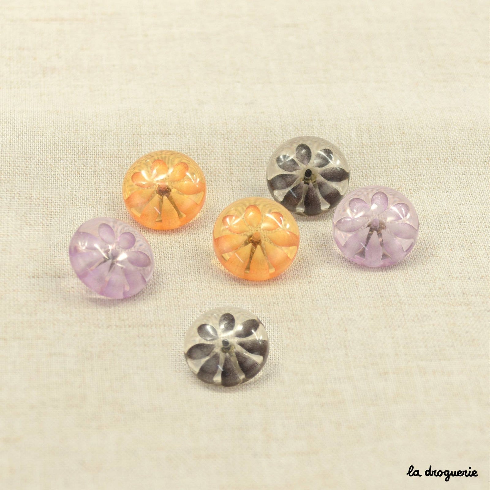 18 mm “Retro Daisy” button
