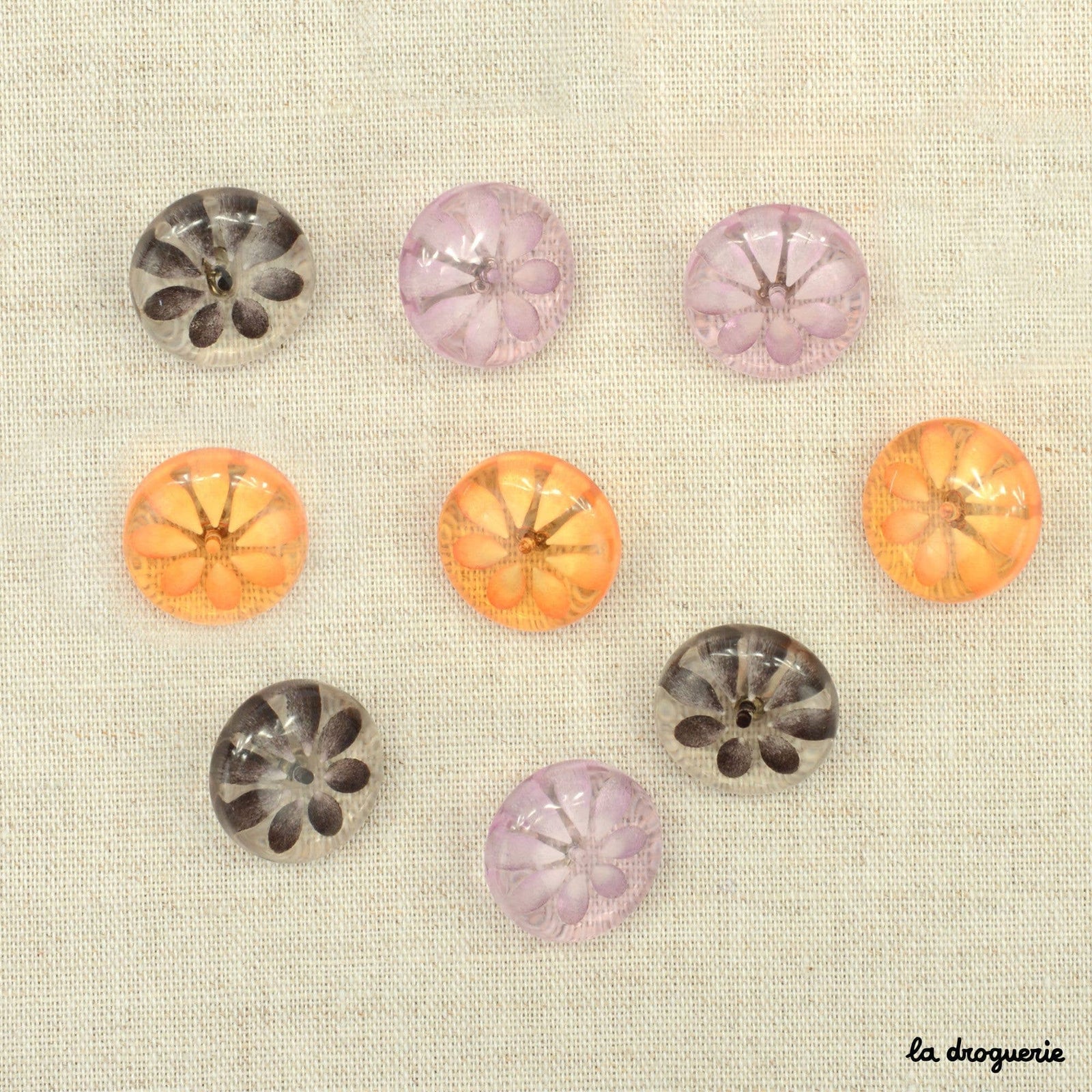 18 mm “Retro Daisy” button