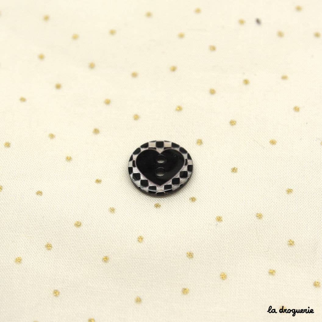 “Akoya” button engraved with heart on checkerboards 15 mm