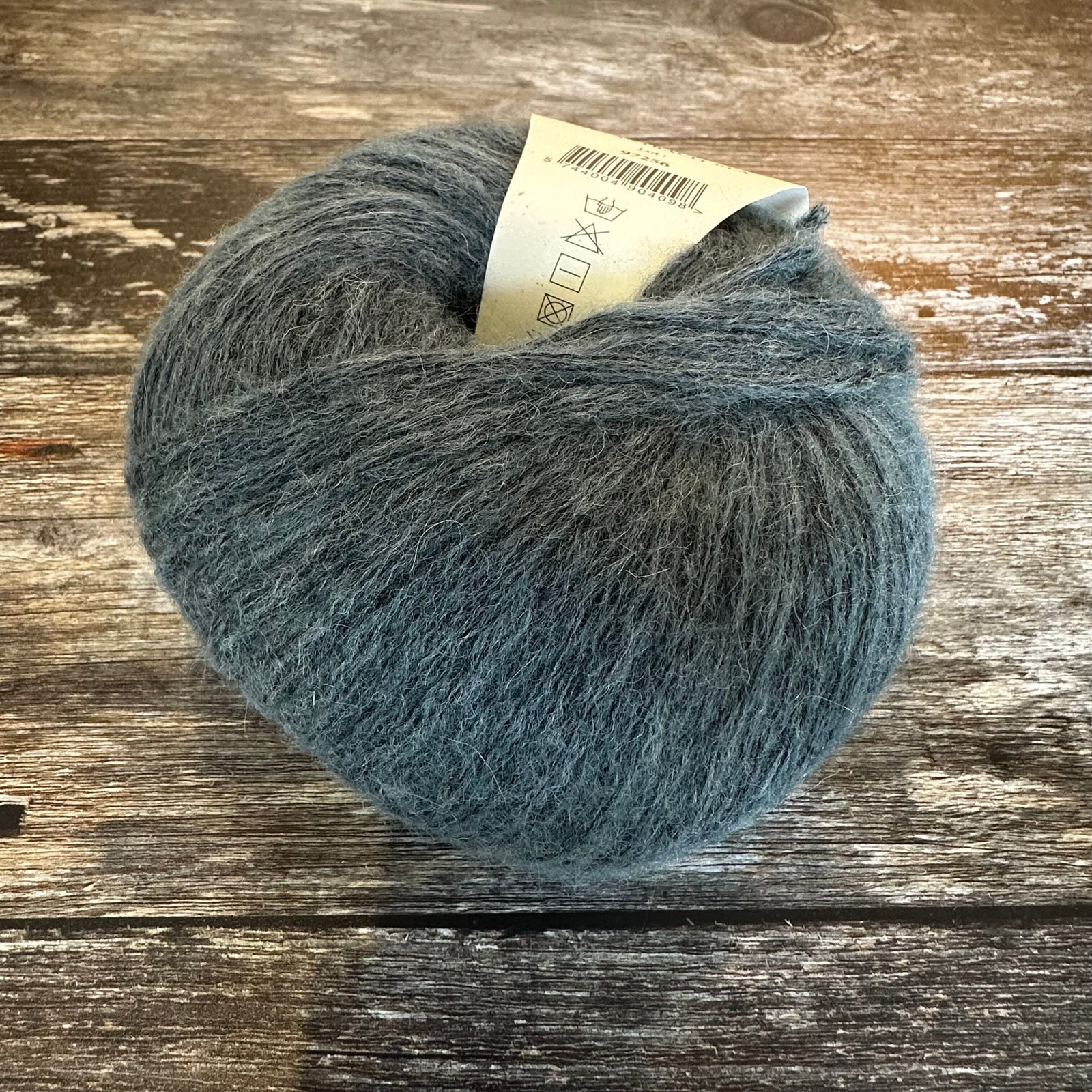 Camarose Snefnug | Antracit | Tangled Yarn UK