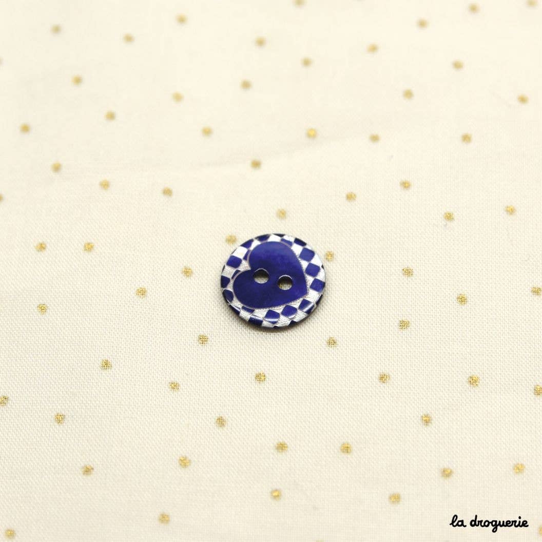 “Akoya” button engraved with heart on checkerboards 15 mm