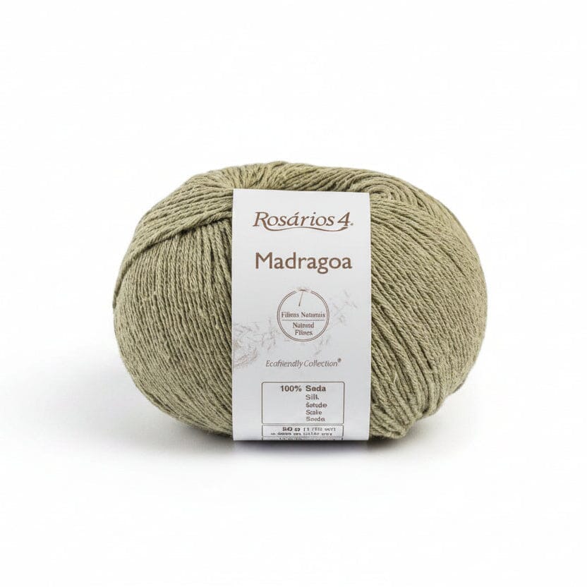Ball of yarn with Rosários 4 Madragoa label on a white background