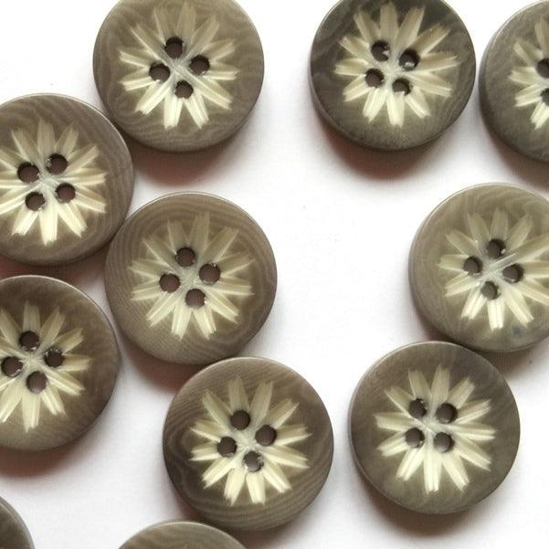 TextileGarden 18mm - Grey Flower Corozo Button -  - Buttons