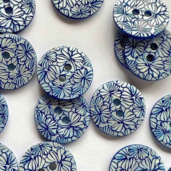 TextileGarden 18mm - White River Shell with Blue Floral Design Button -  - Buttons