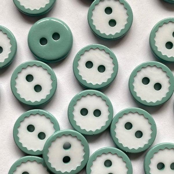 TextileGarden 12mm - White with Turquoise Scallop Edge Button -  - Buttons