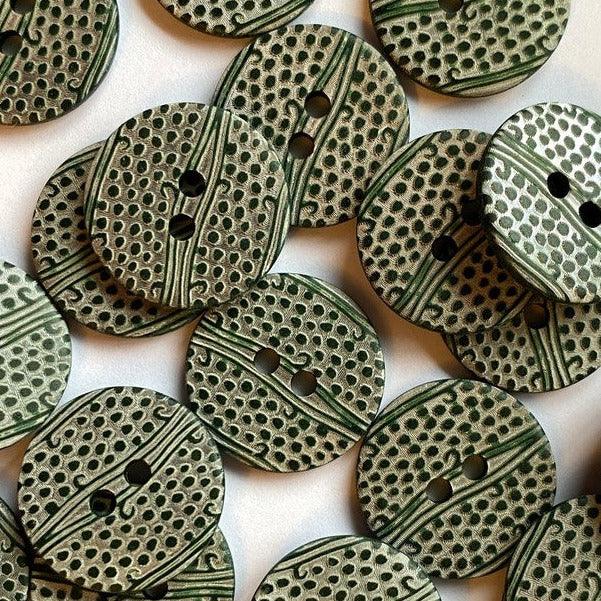 TextileGarden 18mm - Grey Shell Button with Metallic Green Design -  - Buttons